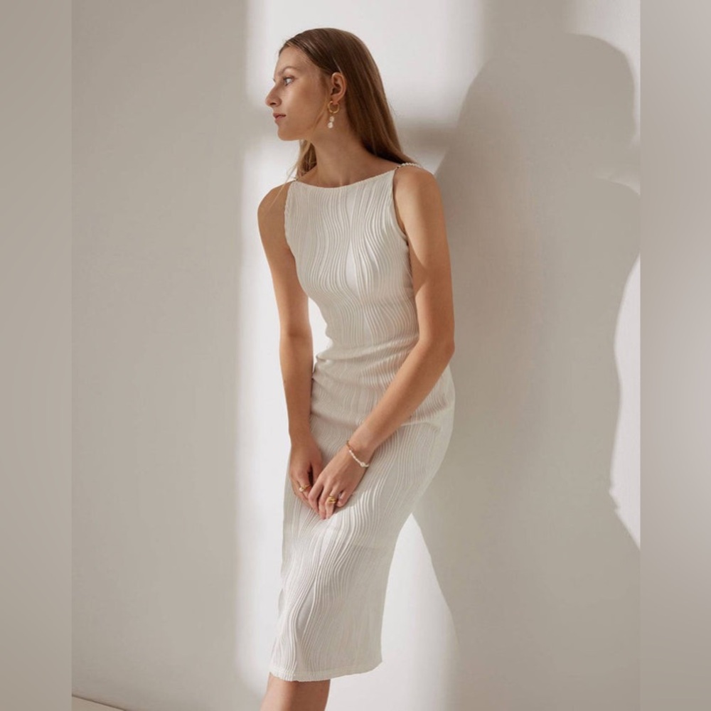 Elegant White Sleeveless Dress